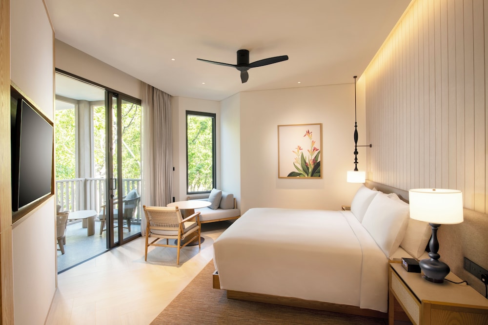 DELUXE, KING BED, WITH VIEW, BALCONY
