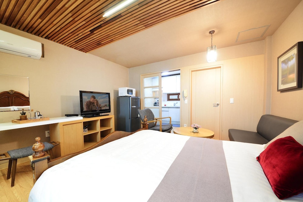 Tongyeong Mongdol House Pension 11/50