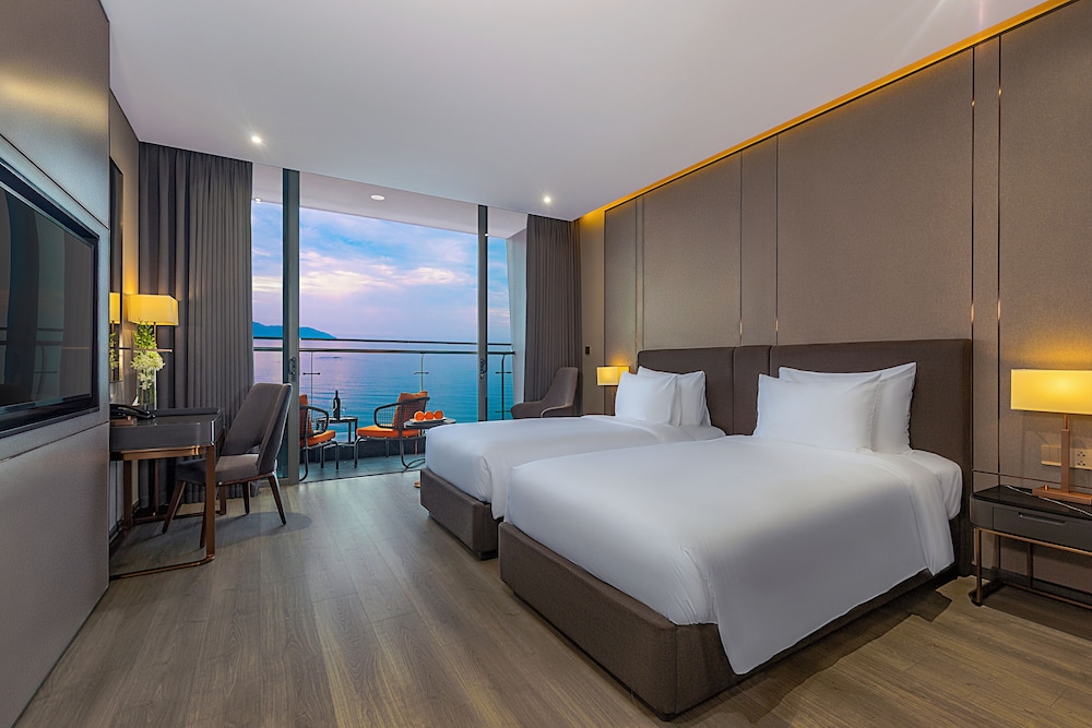 PREMIER, TWIN BEDS, OCEAN FRONT