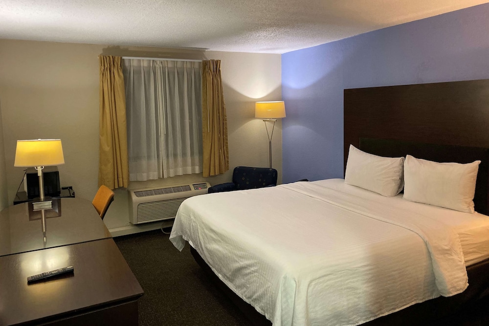 Days Inn and Suites by Wyndham Hammond, IN 21/50