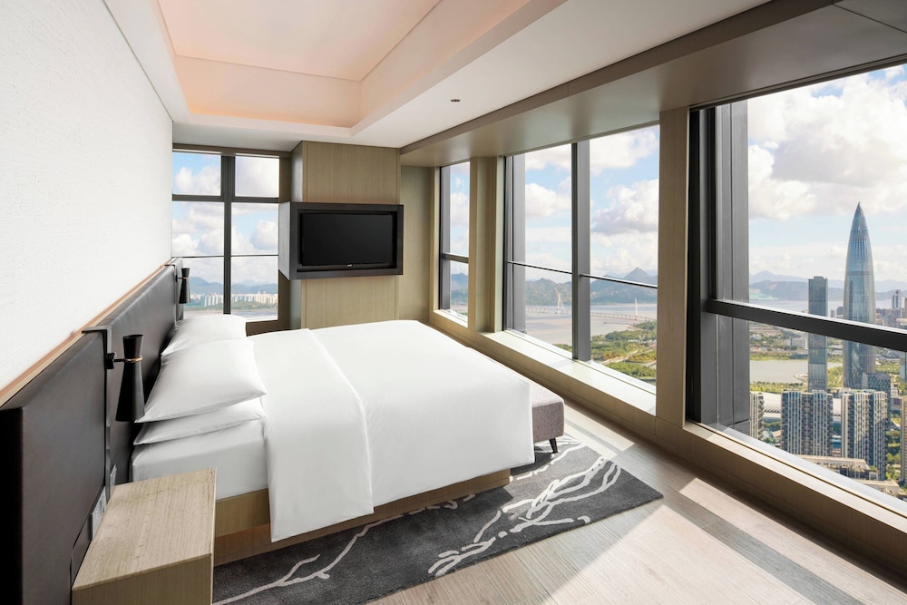 Renaissance, Suite, King Bed, Bay View