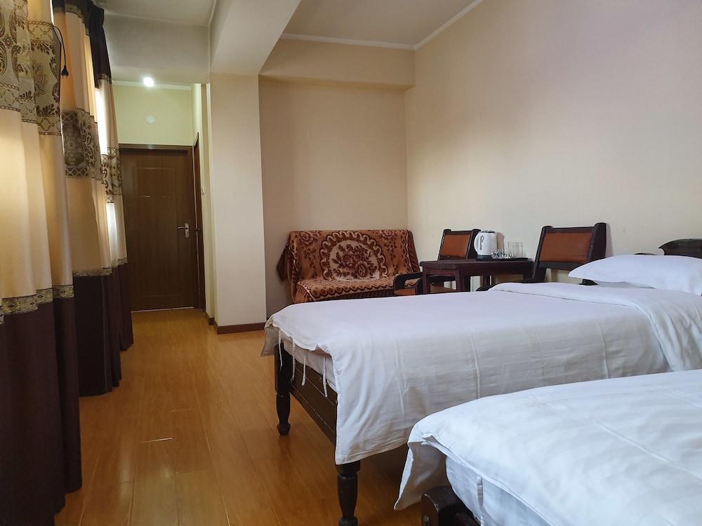 Land Hotel 18/50