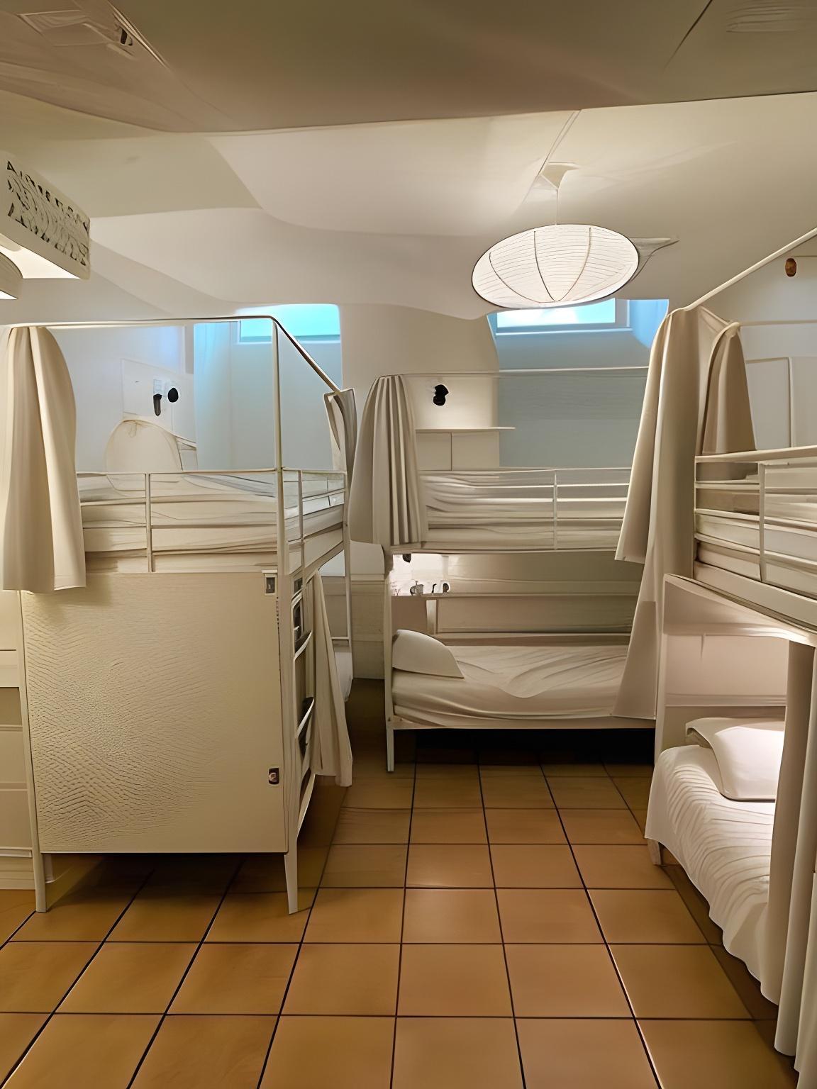 Female Dorm, 6 Beds, Nomad Cave 2/2