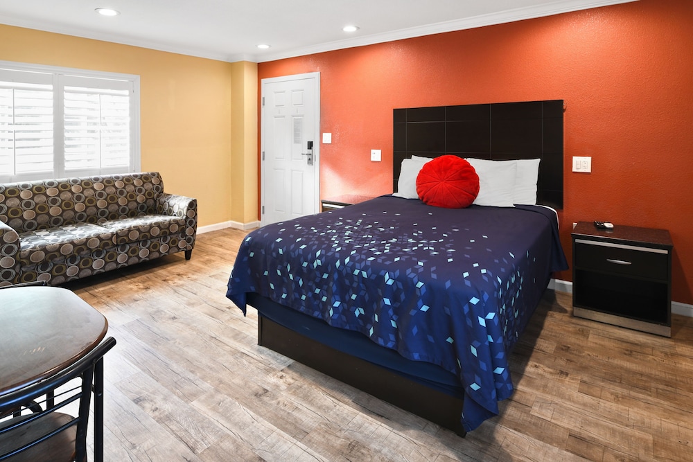 DELUXE, STUDIO, QUEEN BED, KITCHENETTE