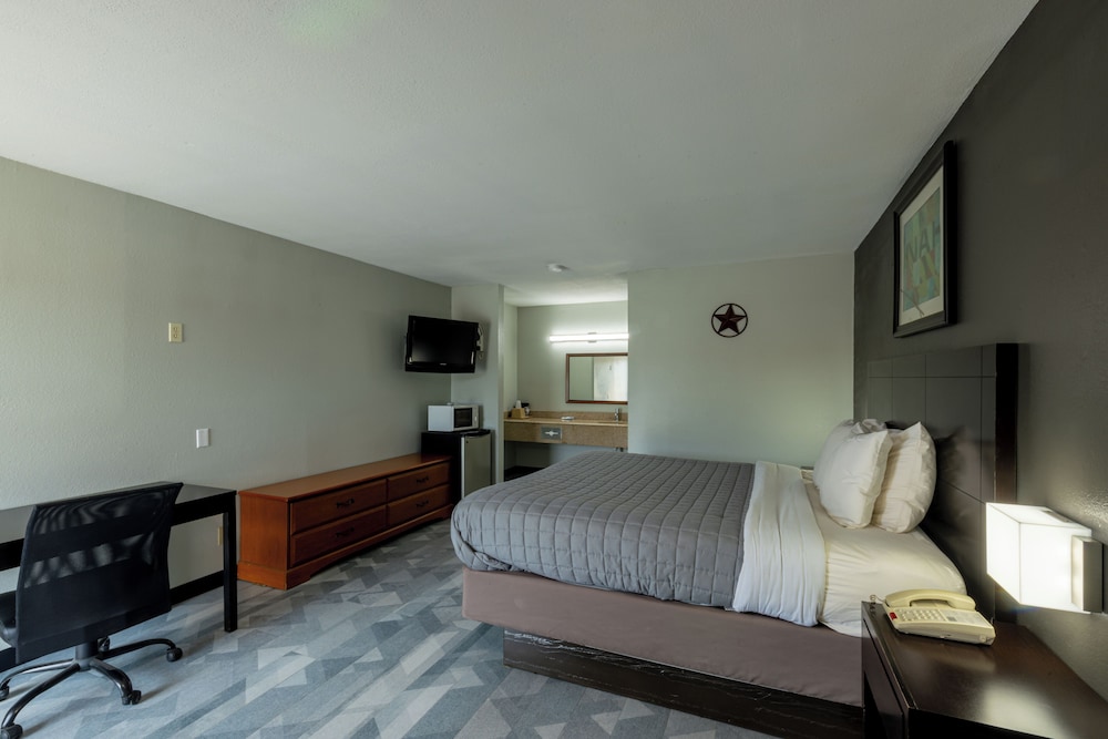 Freer Executive Inn and Studios by OYO 22/44