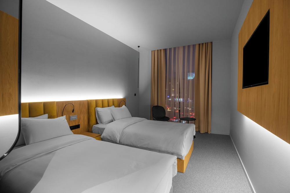 ROOM, TWIN BEDS