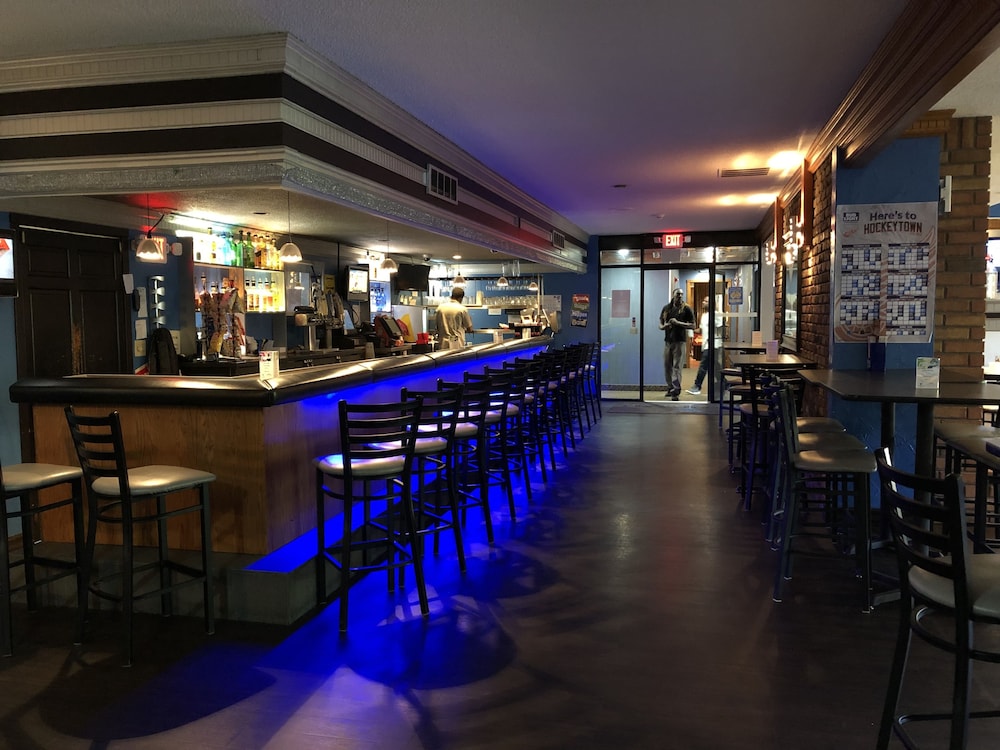 Ramada by Wyndham Saginaw Hotel and Suites 25/28