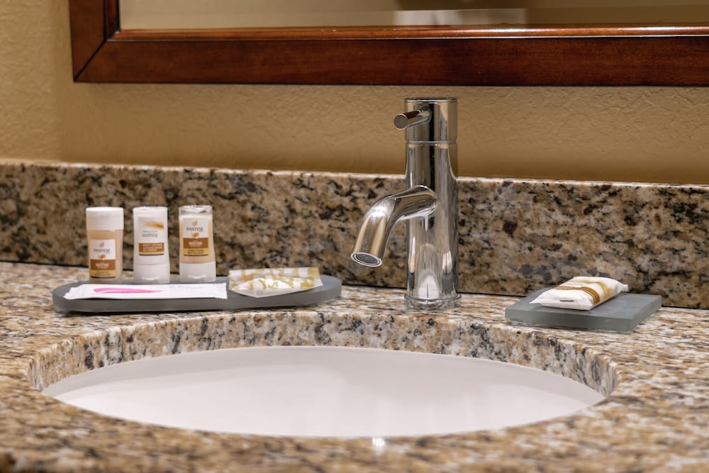 La Quinta Inn & Suites by Wyndham Cocoa Beach Oceanfront 25/54