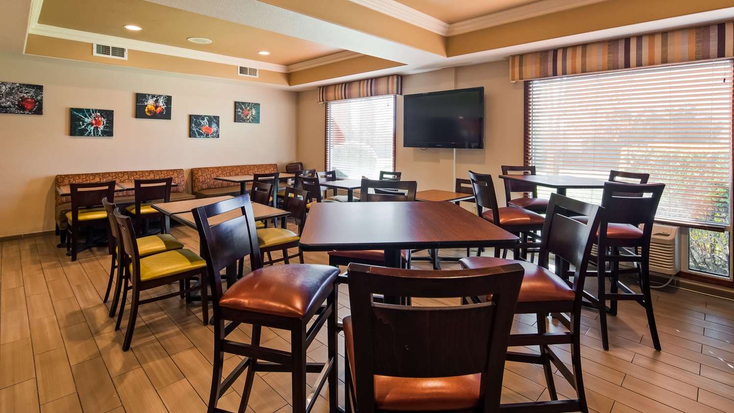 Airport Inn and Suites 21/28
