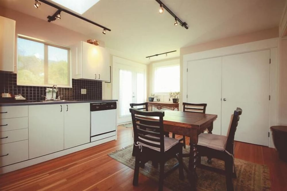 Spinnakers Brew Pub Guest Houses 50/58