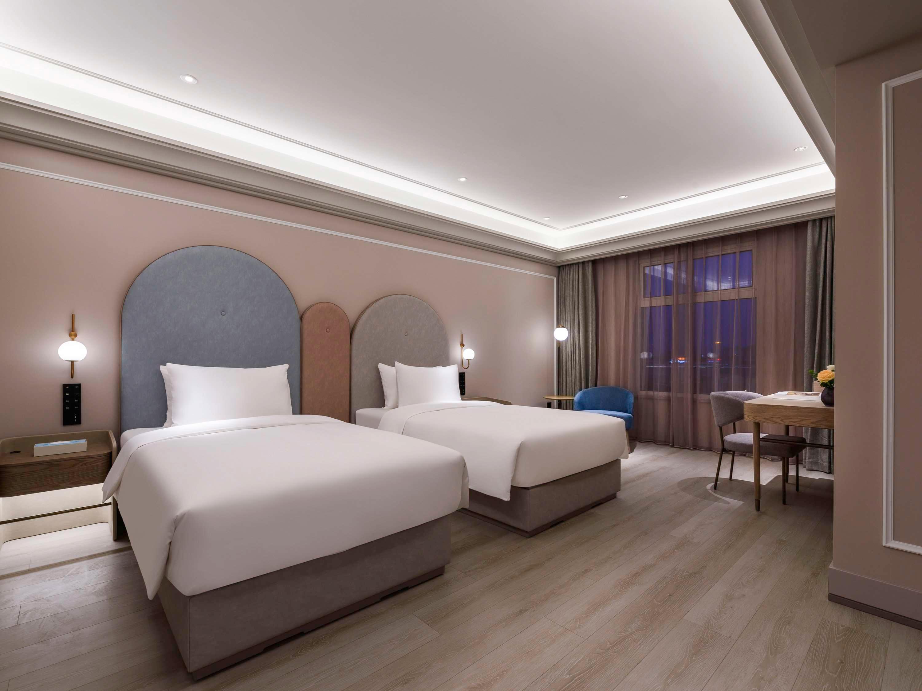 DELUXE, TWIN BEDS
