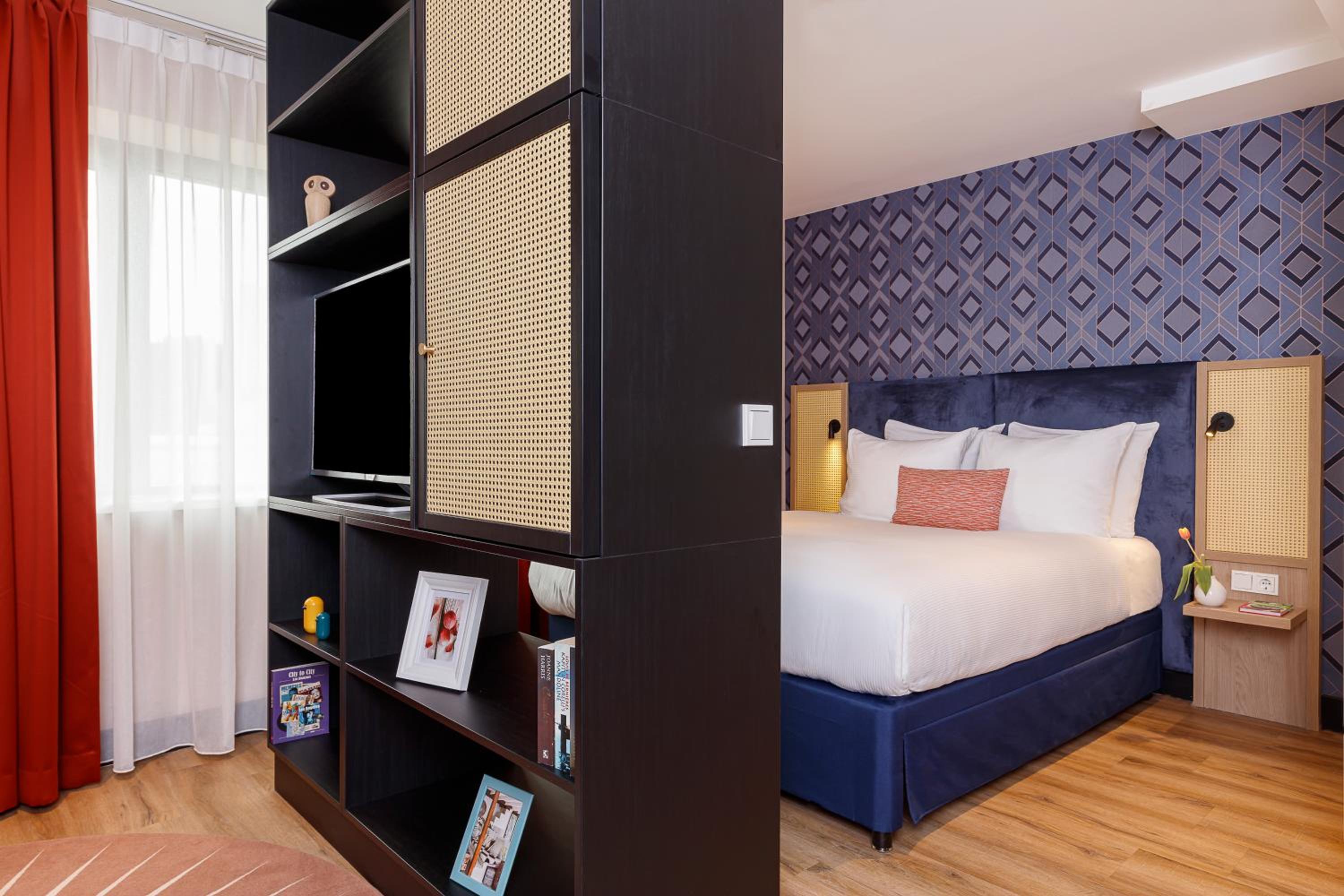 Studio, Apartment