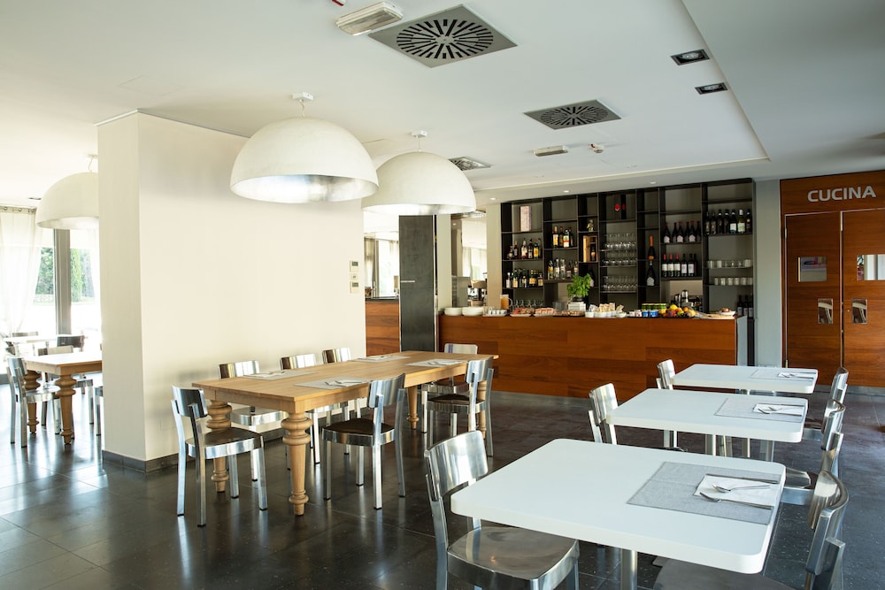 One Hotel & Restaurant 33/50