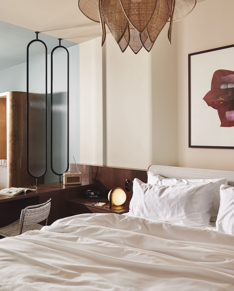 Biggy, King Bed, Skyline View