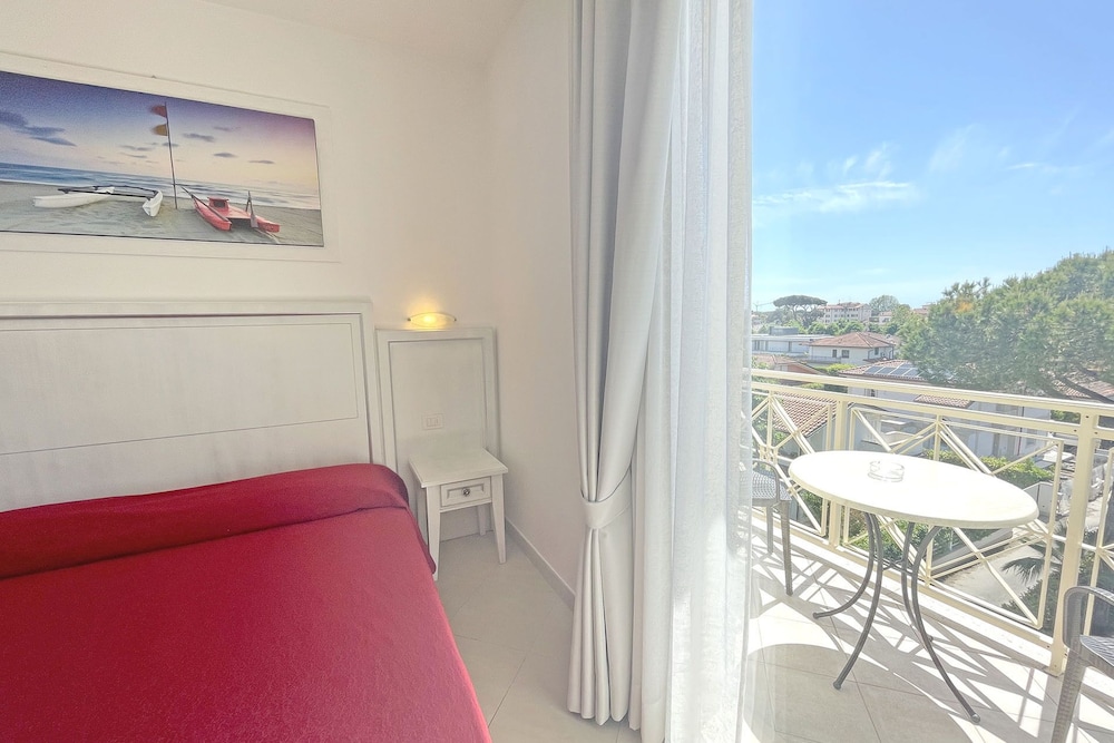 Pigalle Hotel 15/64