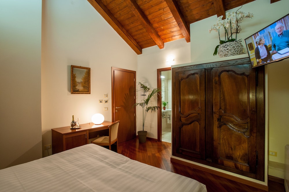 DELUXE, DOUBLE BED