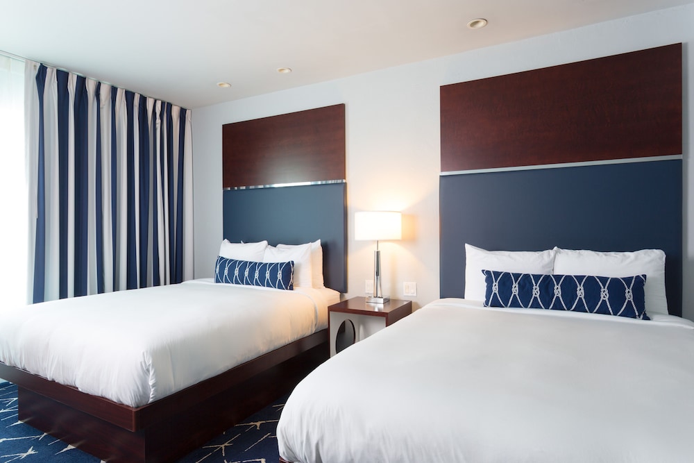 DELUXE, 2 QUEEN BEDS