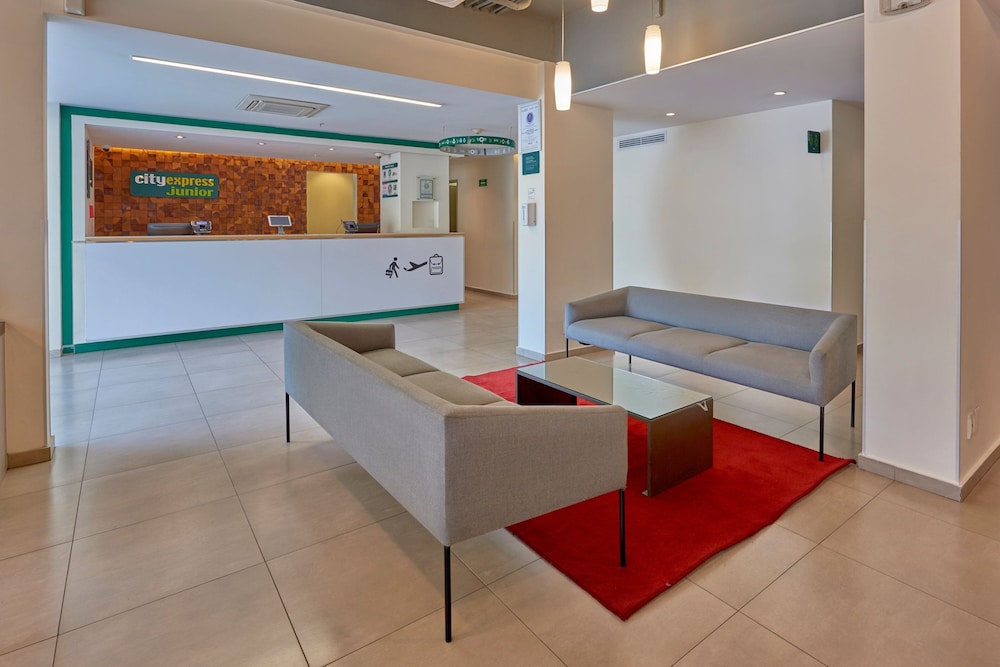 City Express Junior Leon by Marriott Centro de Convenciones 12/35