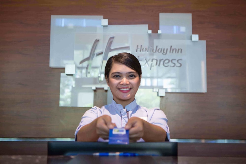 Holiday Inn Express Jakarta International Expo 38/75