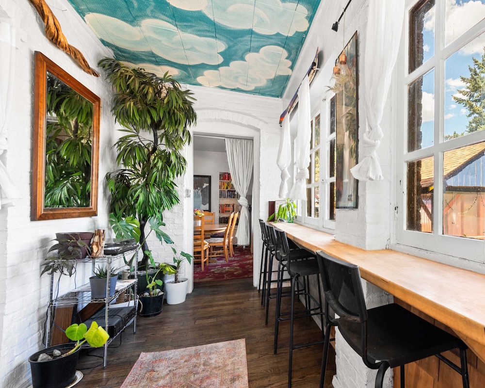 Bunk & Brew Historic Lucas House 52/71