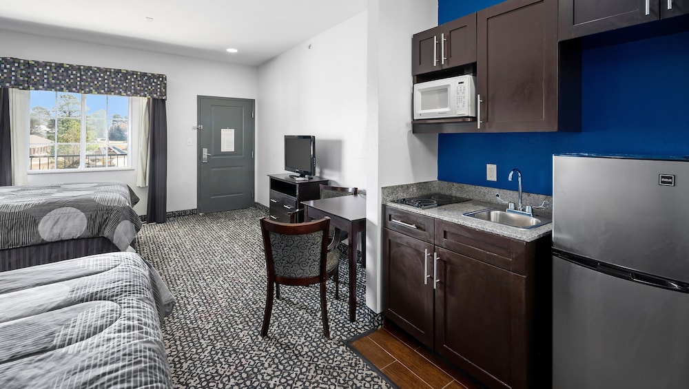 غرفة بسرير كينج بمطبخ صغير، Belmont Inn and Suites 2/8