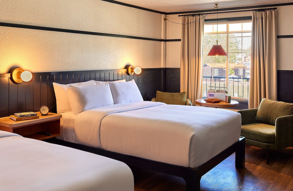Room, 2 Queen Beds, Pool View
