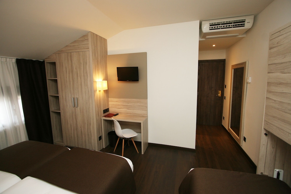 HOTEL PYRENEES 19/55