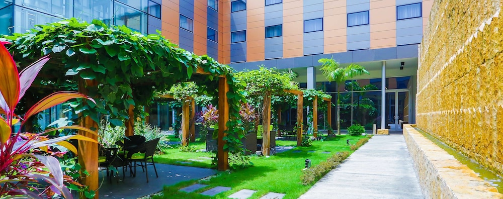 RADISSON BLU HOTEL, ABIDJAN AIRPORT 72/74