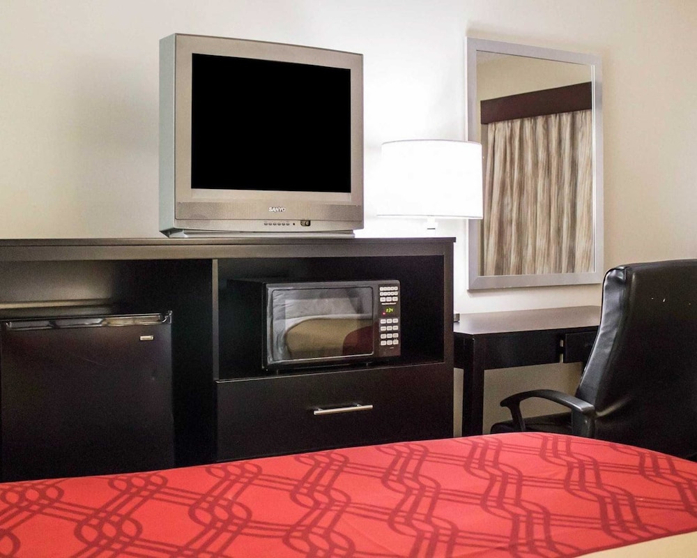 Econo Lodge Columbus West 26/29