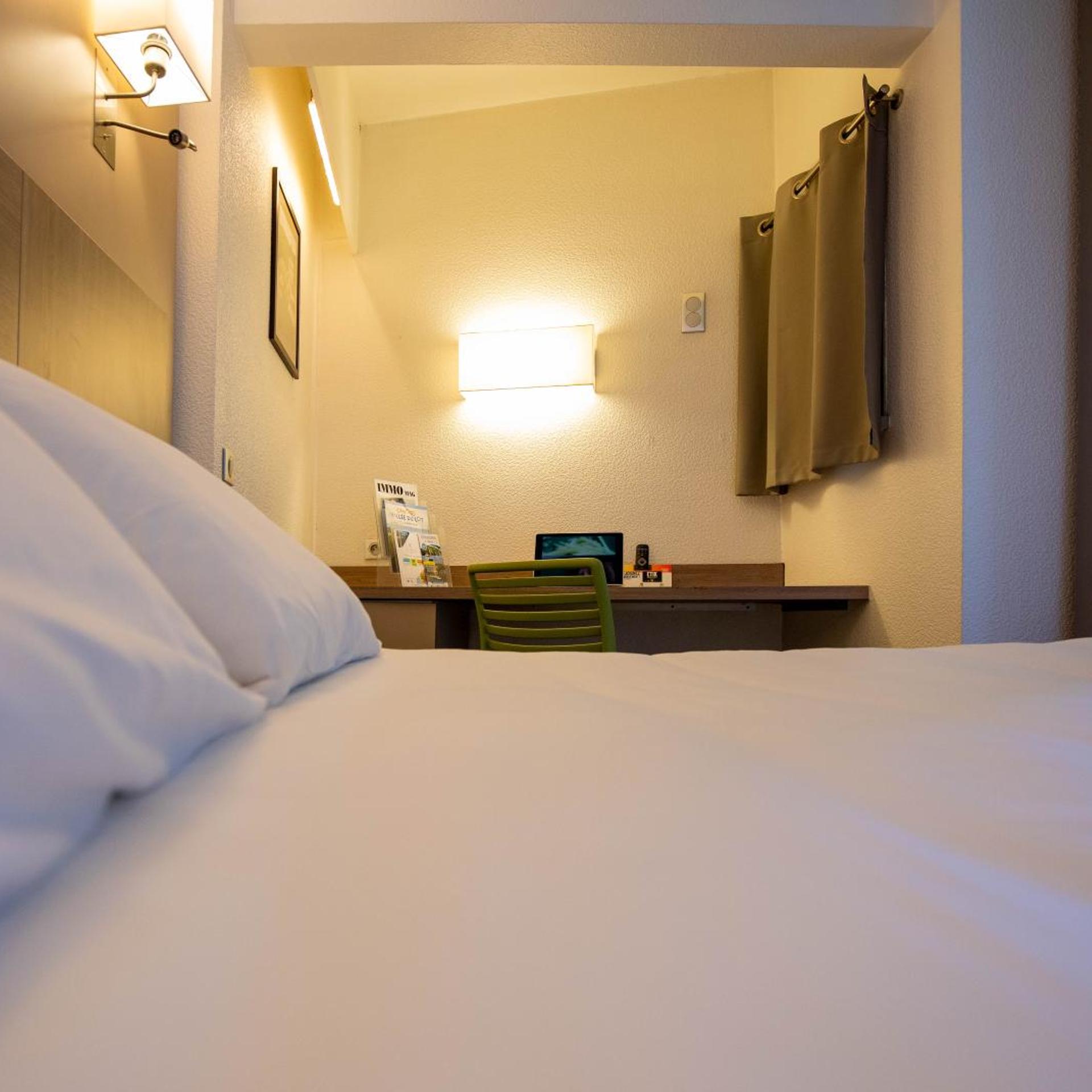 غرفة قياسية بسرير مزدوج، Logis Hotel Chartreuse 2/6