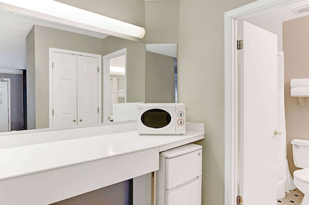 Days Inn by Wyndham Tucson City Center 15/23