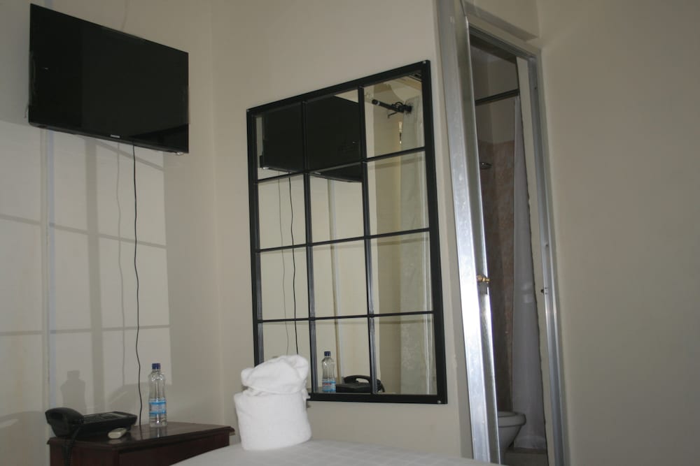 Honeybed Lodge 50/50
