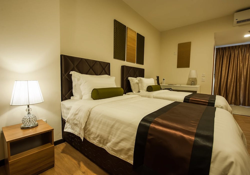 Aman Hills Hotel 12/40
