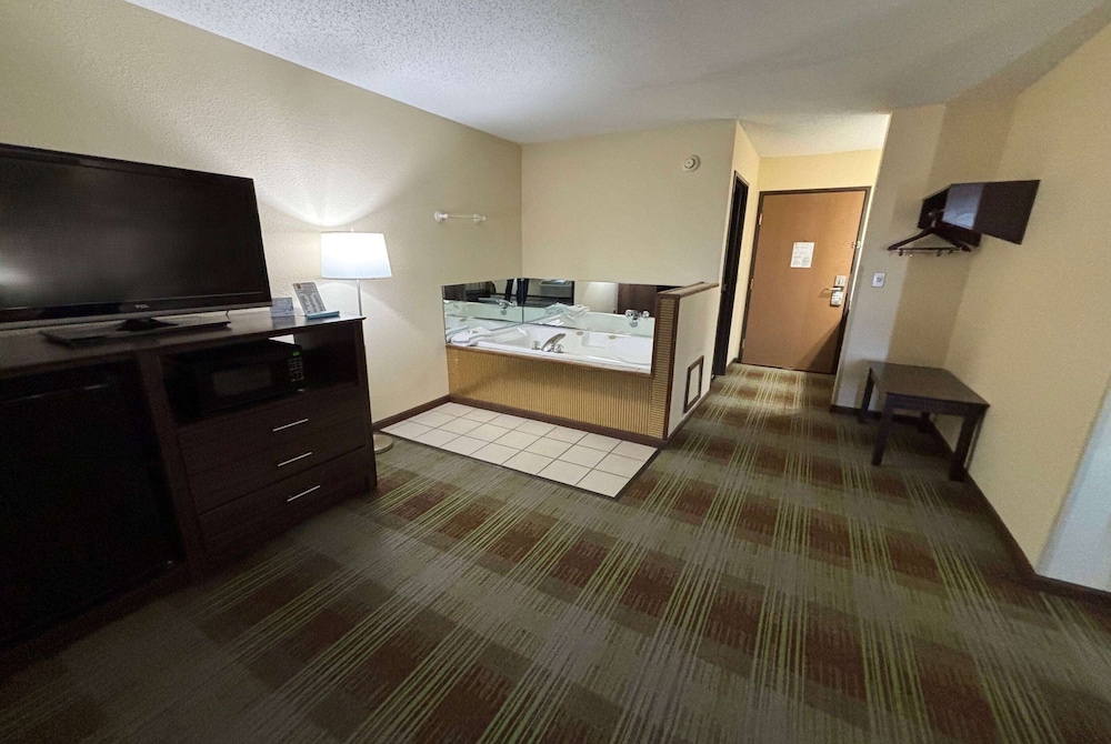 Super 8 by Wyndham Lincoln IL 6/44
