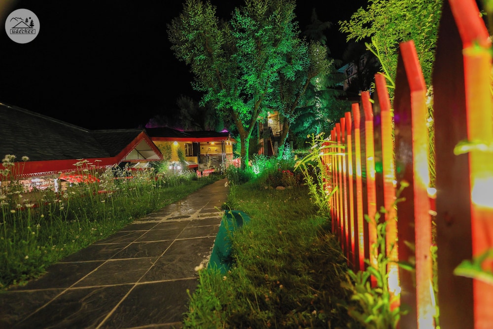 Udechee Huts 30/52
