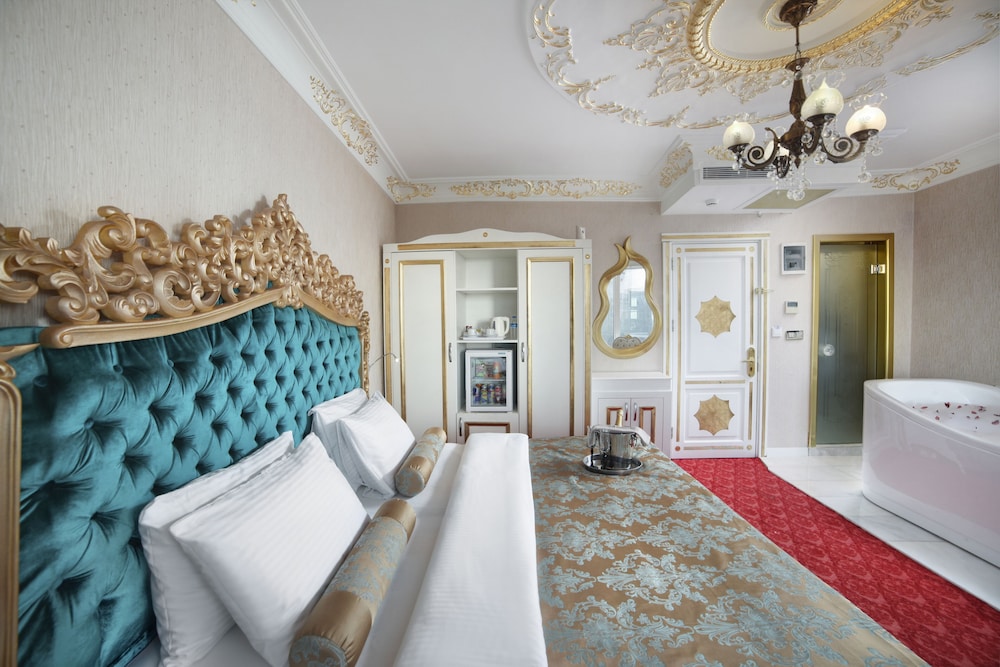 White Monarch Hotel 31/70