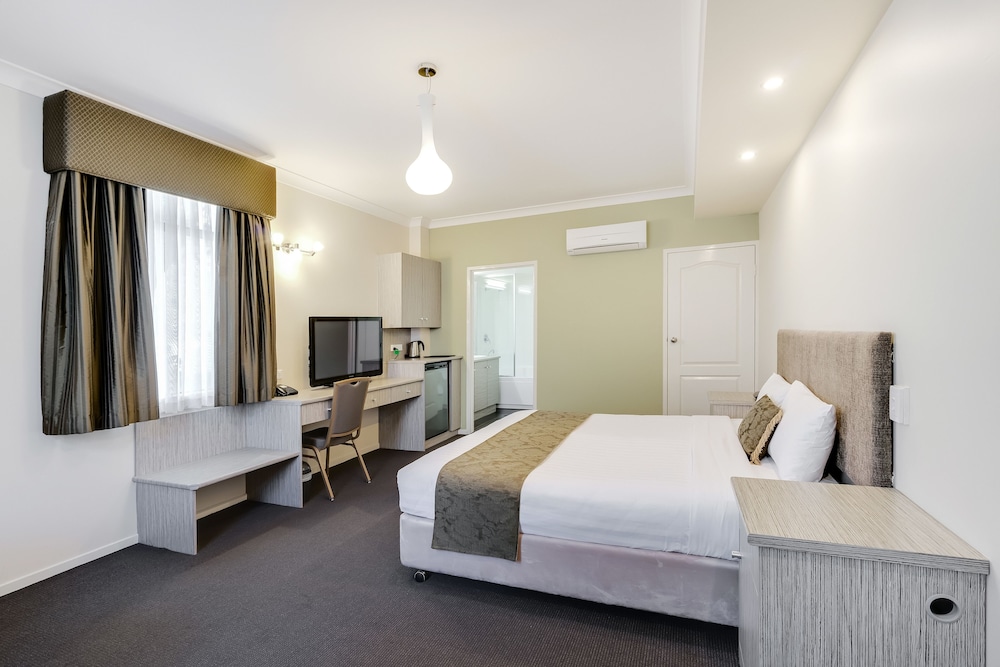 Prince of Wales Motor Inn 34/64