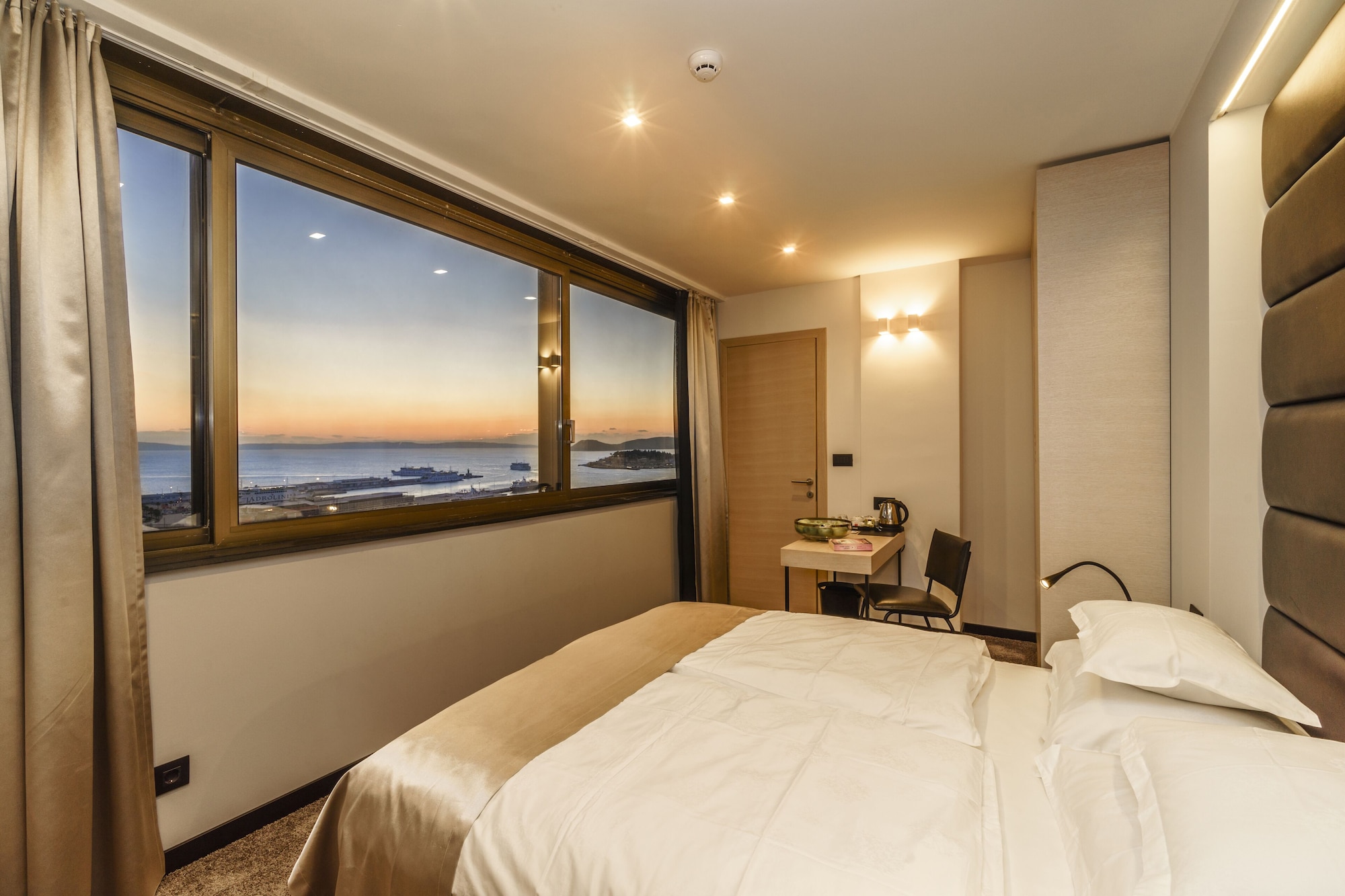 DELUXE, DOUBLE BED, SEA VIEW