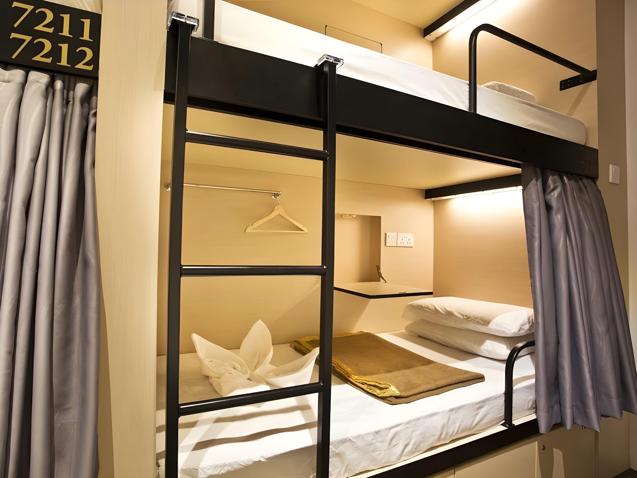 Mixed Dorm, Capsule