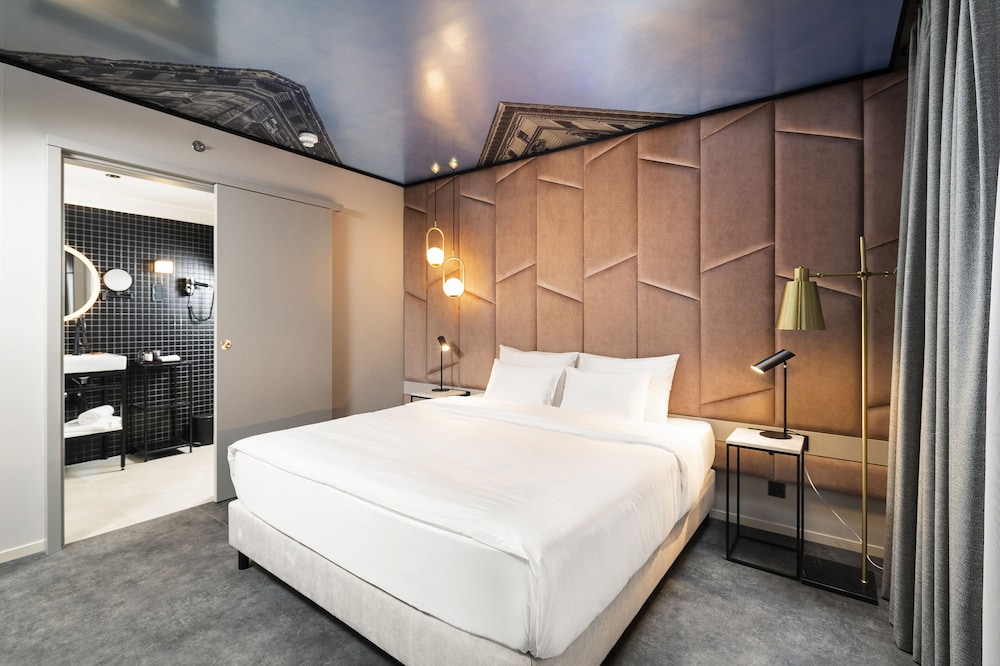 Suite, Queen Bed, Sofa, Partial View