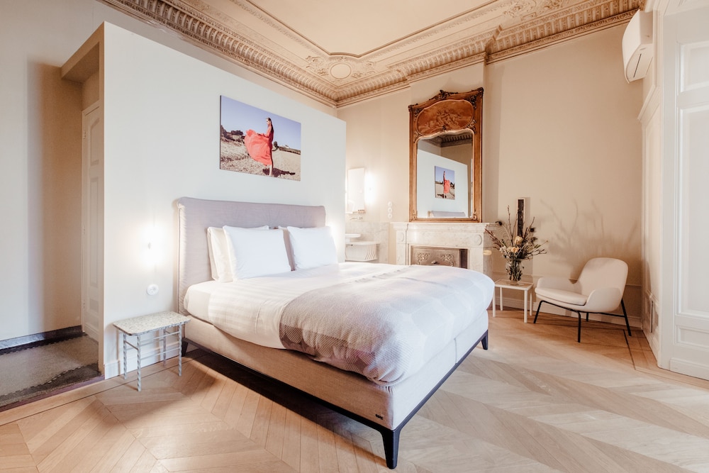 SUPERIOR, SUITE, CITY VIEW