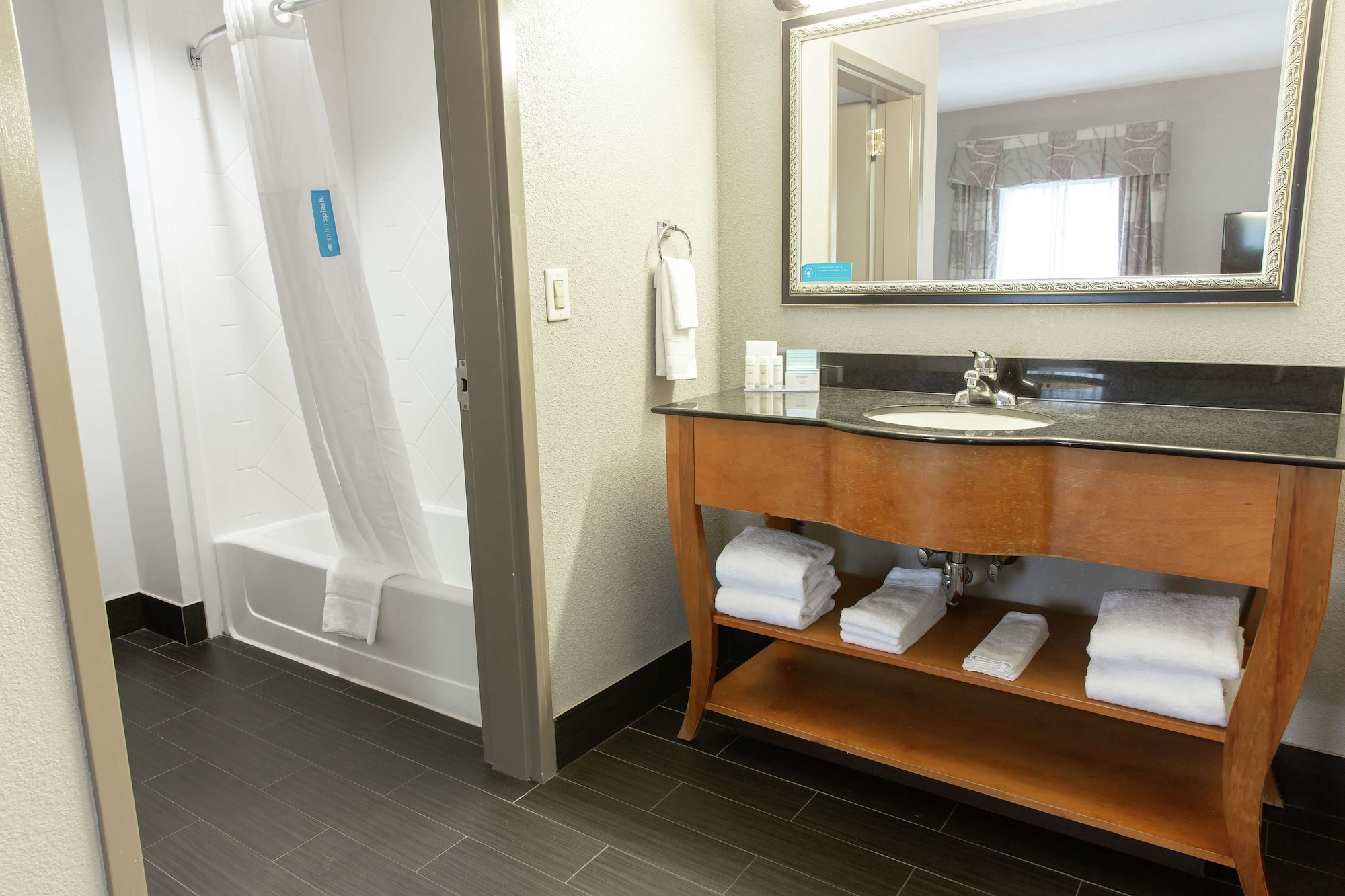 STUDIO, KING BED, ACCESSIBLE