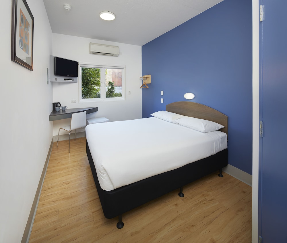 STANDARD, QUEEN BED