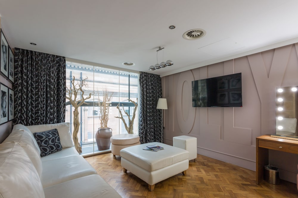 Le Monde Hotel 8/50