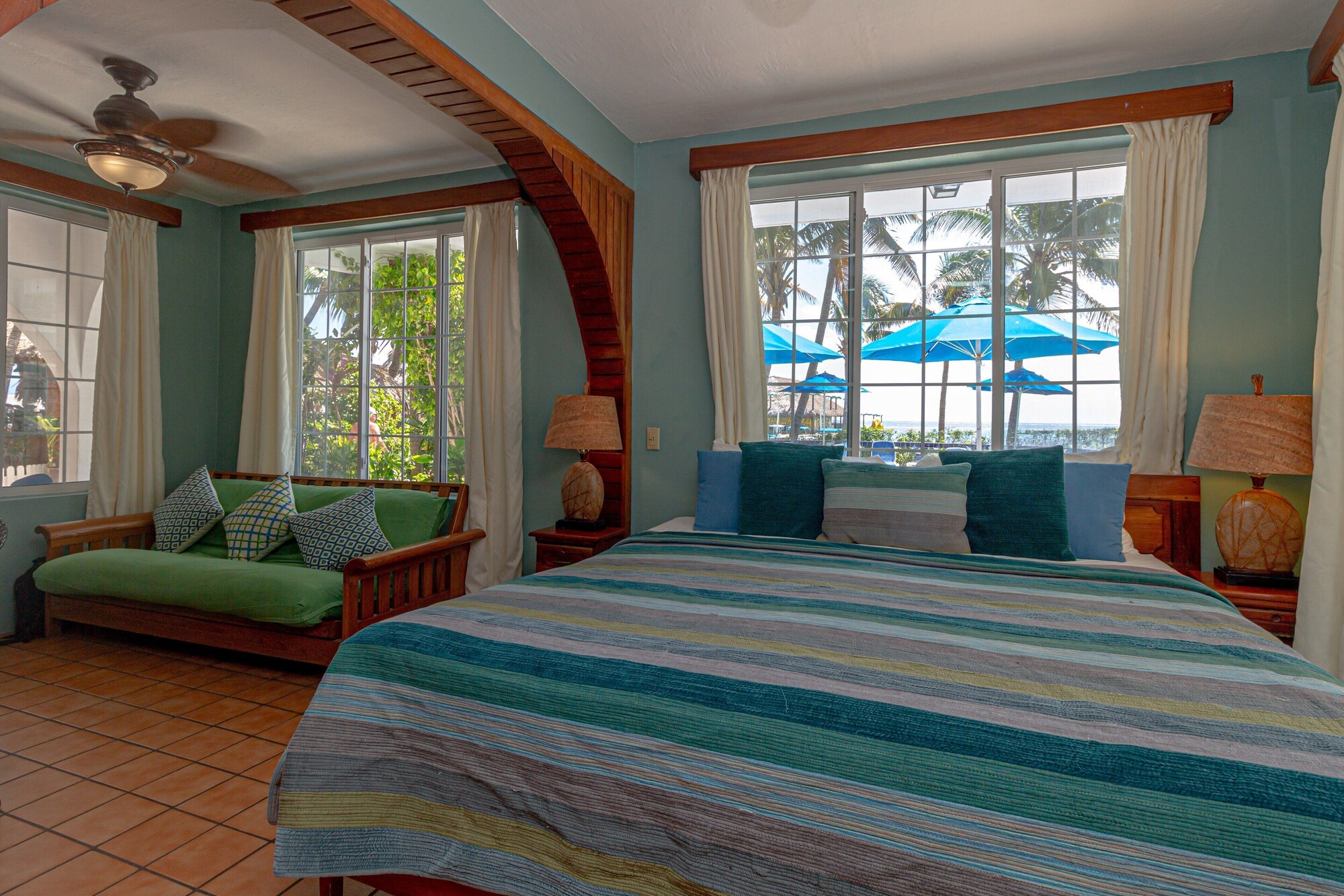STUDIO, KING BED, PARTIAL OCEAN VIEW, KITCHEN
