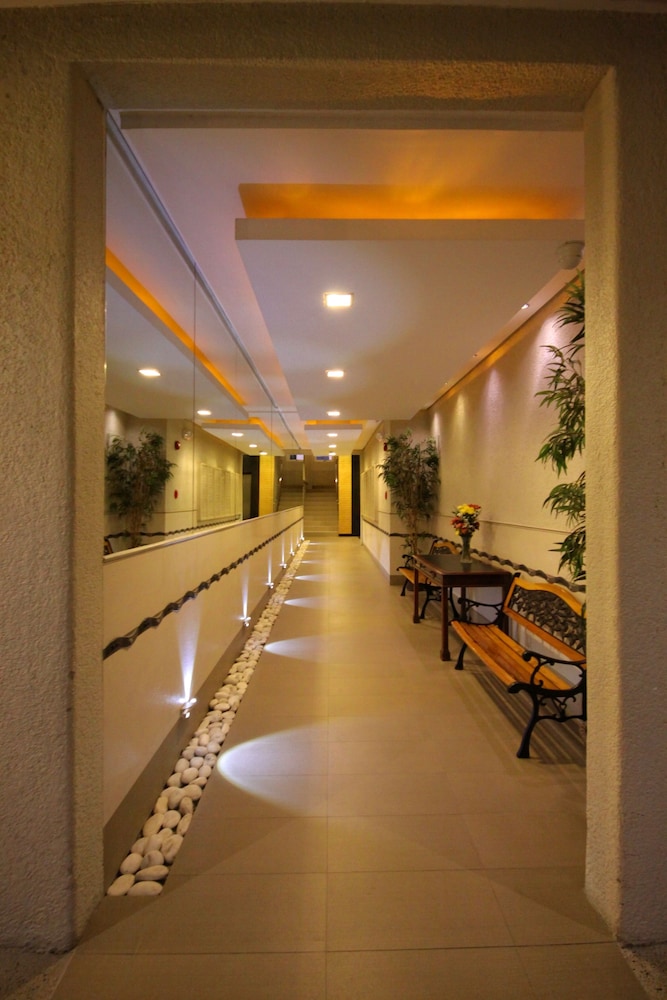 Court Meridian Hotel And Suites 15/36
