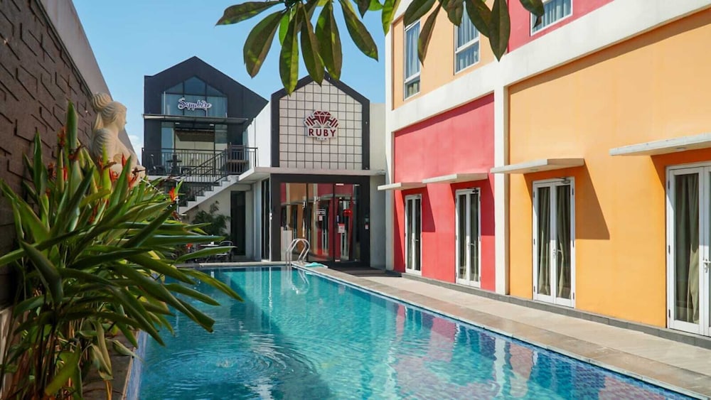 Front One Hotel Purwodadi 67/72