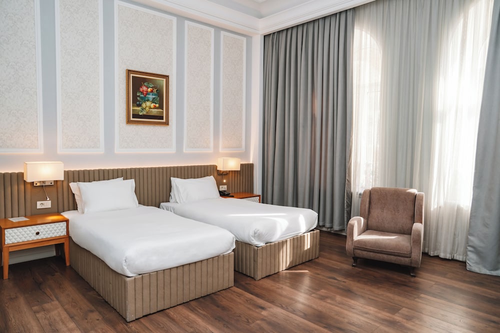 Superior, Twin Beds, Promenade Hotel 5/8