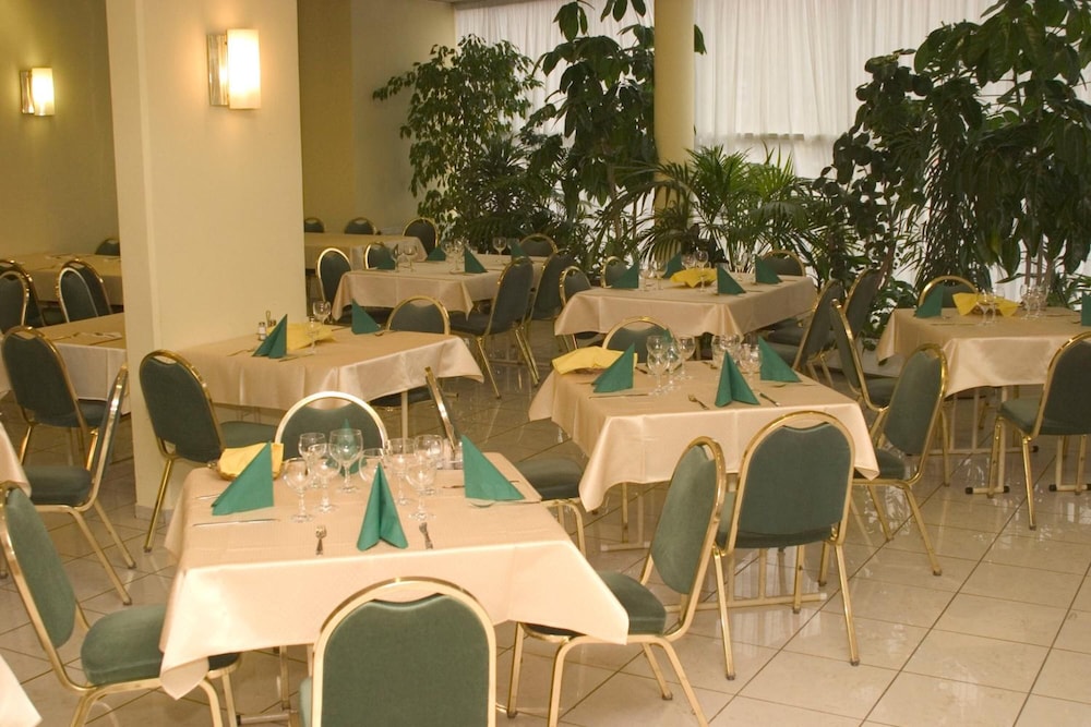BARA HOTEL 39/50