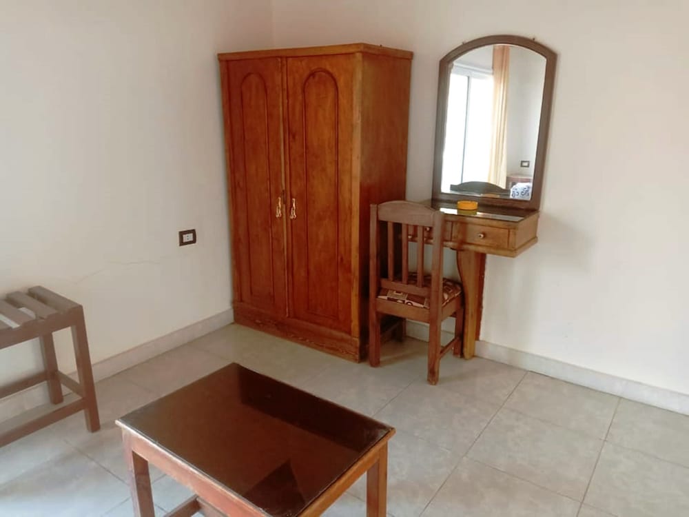 Amenophis Hotel 8/50
